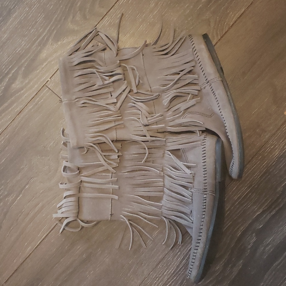 Minnetonka Fringe Boots • Gray • Womens 10